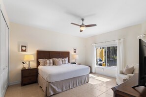 2 bedrooms, iron/ironing board, free WiFi, bed sheets - Seaside Villa Golfers Delight South facing, quiet location, privacy, heated pool (Cape Coral)