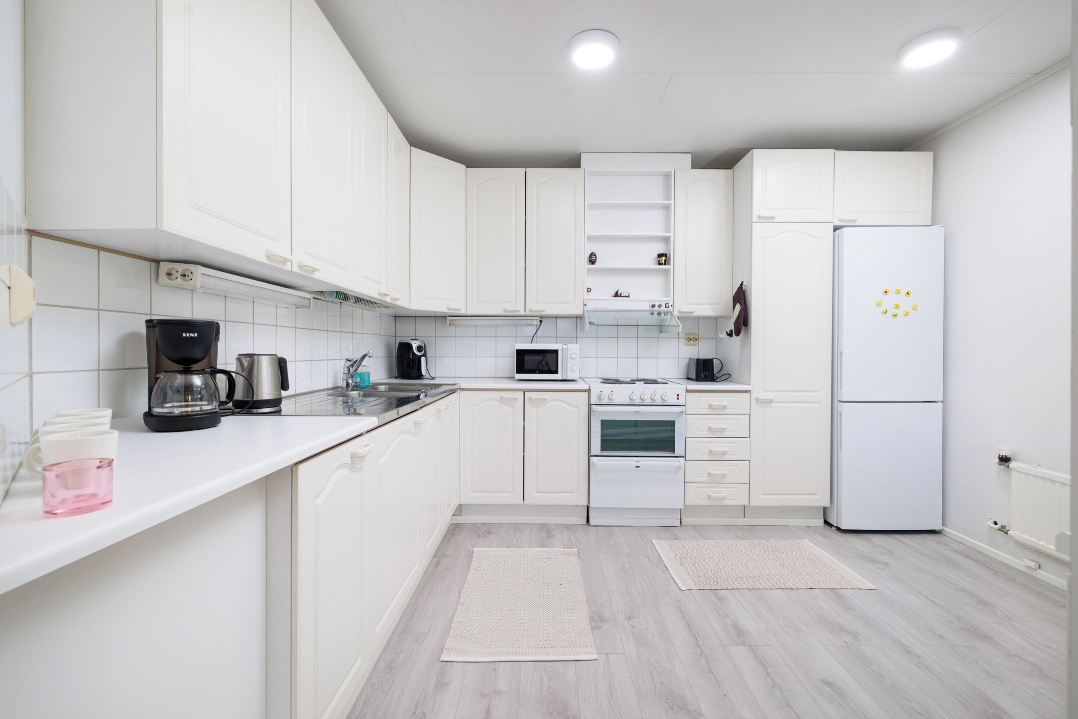 Basic Apartment | Private kitchen | Full-sized fridge, microwave, oven, stovetop