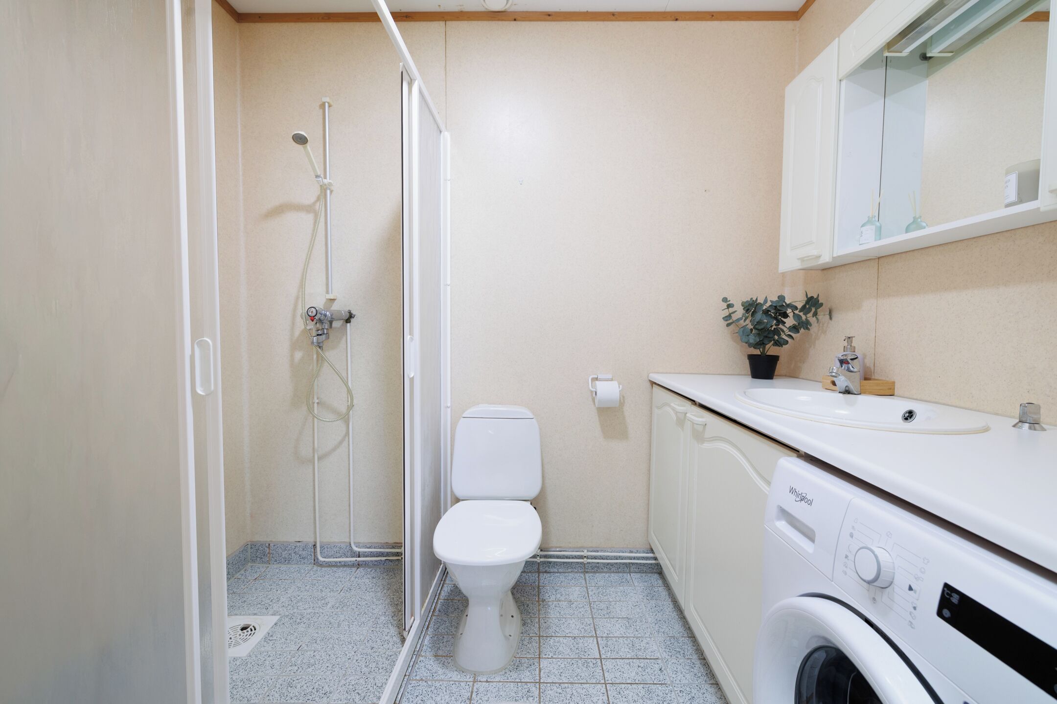 Appartement | Salle de bain | Douche, serviettes fournies, savon, shampoing