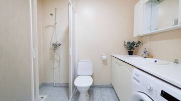 Appartement | Salle de bain | Douche, serviettes fournies, savon, shampoing