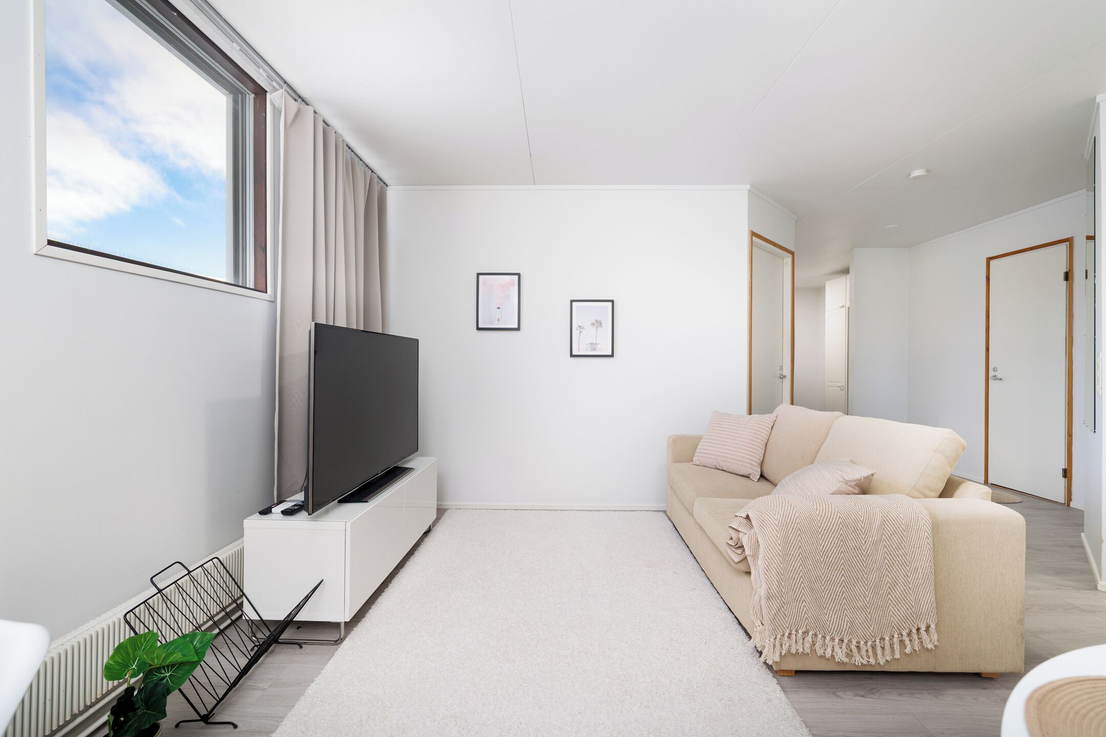 Apartamento básico | Zona de estar | Televisión de pantalla plana de 55 pulgadas con canales por cable