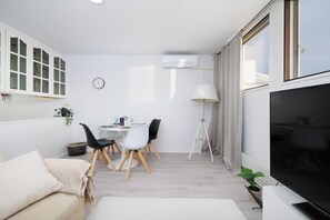 Basic Apartment | Living area