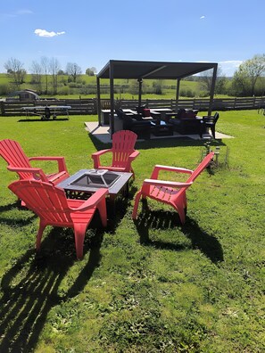Outdoor dining - Bed and Breakfast 'Chambre Michaël' with Mountain View, Shared Garden and Air Conditioning (Singles)