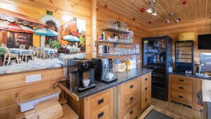 Ein gemütliches Holzambiente mit Bar, Küchengeräten und Essbereich.