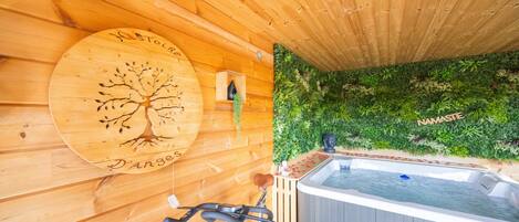 Indoor spa tub