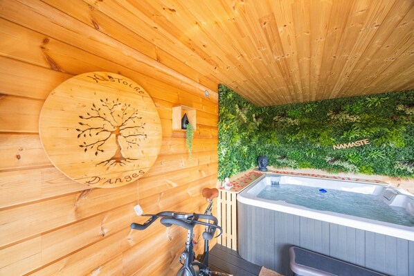 Indoor spa tub