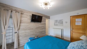 Room - Guest Room 'Chambre Michaël': Mountain View, Shared Garden, Air Conditioning (Singles)