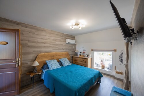 Guest Room 'Chambre Michaël': Mountain View, Shared Garden, Air Conditioning