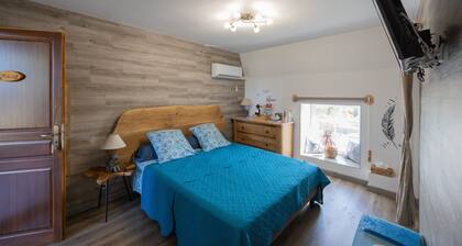 Guest Room 'Chambre Michaël': Mountain View, Shared Garden, Air Conditioning