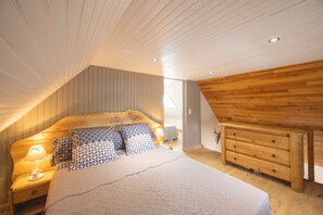 2 bedrooms, WiFi, bed sheets - “Chambre Raphaël” Guest Room with Mountain View, Wi-Fi, and Air Conditioning (Singles)