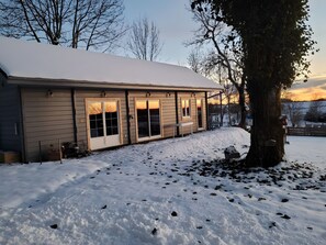 Exterior - Bed and Breakfast 'Chambre Raphaël' with Mountain View, Wi-Fi and Air Conditioning (Singles)
