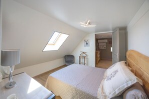 2 bedrooms, WiFi, bed sheets - “Chambre Raphaël” Guest Room with Mountain View, Wi-Fi, and Air Conditioning (Singles)