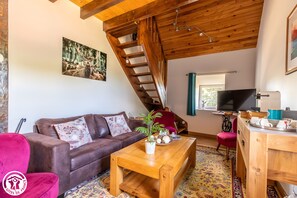 TV, table tennis - Bed and Breakfast 'Chambre Raphaël' with Mountain View, Wi-Fi and Air Conditioning (Singles)