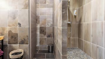 Een douche, een haardroger, handdoeken