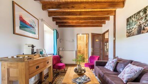 TV, table tennis - Bed and Breakfast 'Chambre Raphaël' with Mountain View, Wi-Fi and Air Conditioning (Singles)