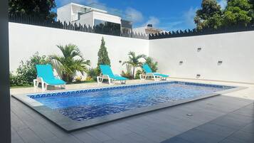 Habitación clásica doble, vistas al jardín | Baño | Bañera y ducha independientes, toallas, jabón y champú