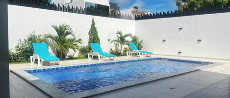 Habitación doble clásica, vista al jardín | Baño | Tina y regadera independientes, toallas, jabón, shampoo