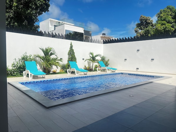 Habitación doble clásica, vista al jardín | Baño | Tina y regadera independientes, toallas, jabón, shampoo