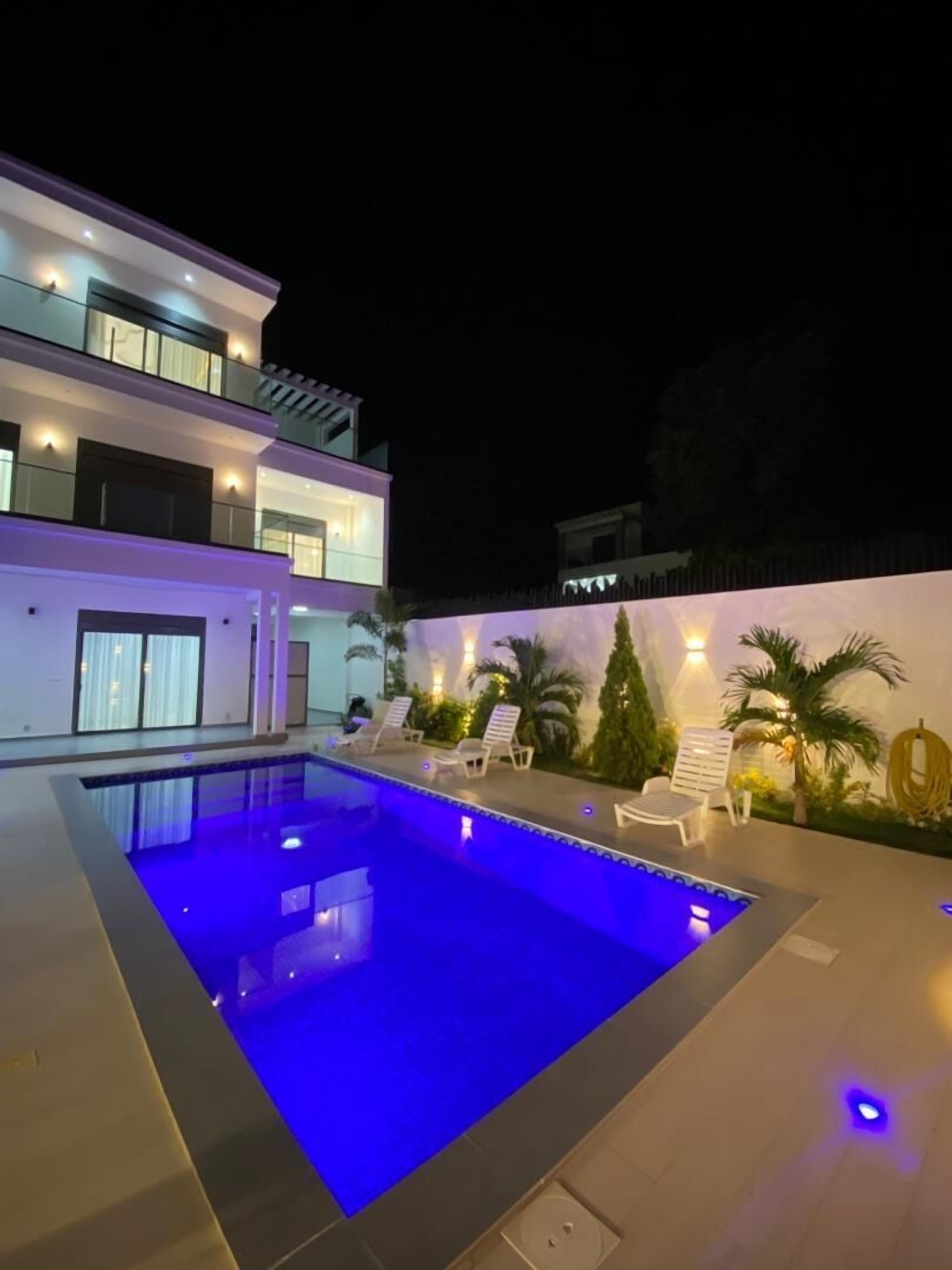 10 つの屋内プール、3 つの屋外プール