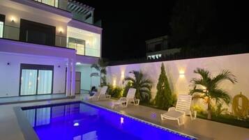 10 piscinas cubiertas, 3 piscinas al aire libre