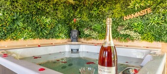 Bed and Breakfast 'Chambre Uriël' with Mountain View, Wi-Fi and Air Conditioning