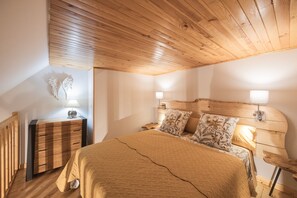 WiFi, bed sheets - Uriël Guest Room with Mountain View, Wi-Fi, and Air Conditioning (Singles)