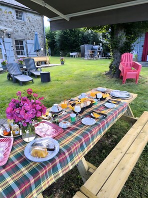 Outdoor dining - Bed and Breakfast 'Chambre Uriël' with Mountain View, Wi-Fi and Air Conditioning (Singles)