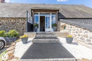 Exterior - Bed and Breakfast 'Chambre Uriël' with Mountain View, Wi-Fi and Air Conditioning (Singles)