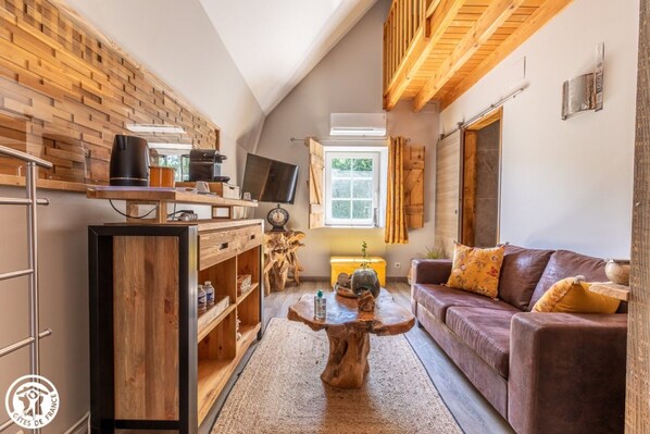 TV, table tennis - Uriël Guest Room with Mountain View, Wi-Fi, and Air Conditioning (Singles)