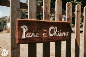 A wooden sign with carved text, likely indicating a location or establishment. - Uriël Guest Room with Mountain View, Wi-Fi, and Air Conditioning (Singles)