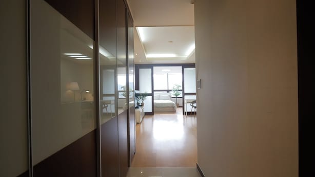 Un interior moderno con un pasillo que lleva a un dormitorio.