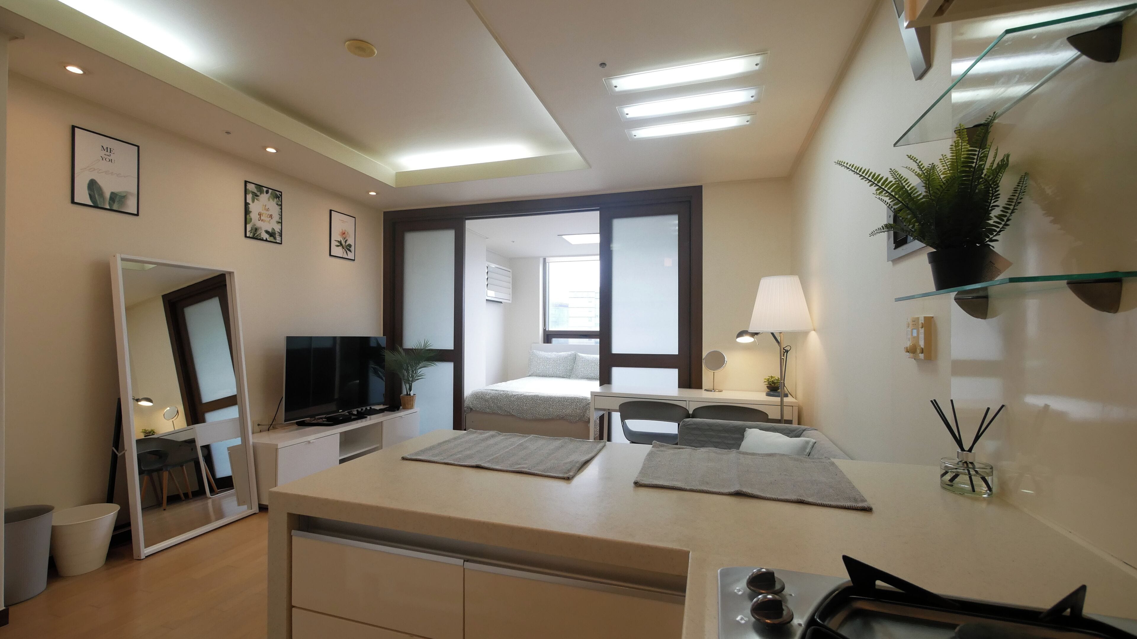 Planxa i posts de planxar, Internet i roba de llit 