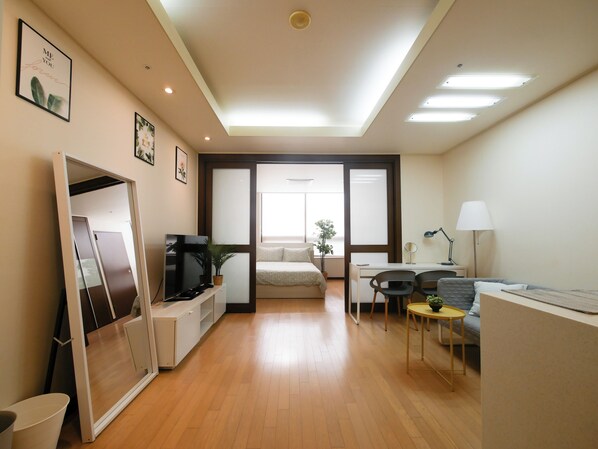 1 habitación, tabla de planchar con plancha, wifi gratis y ropa de cama 