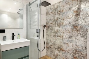 Een douche, een haardroger, handdoeken