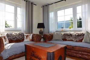 Fernseher, Kamin, Tischtennisplatte