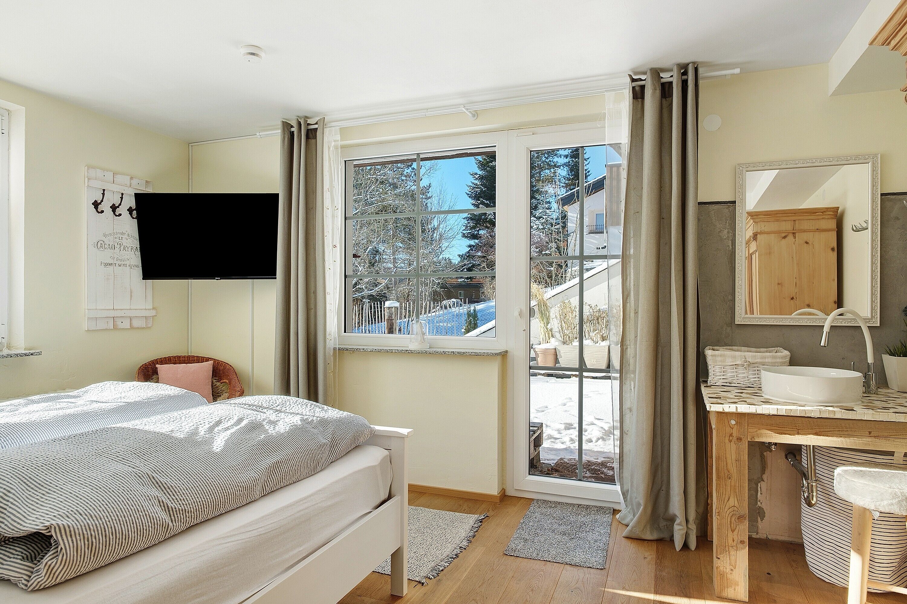 Iron/ironing board, WiFi, bed sheets