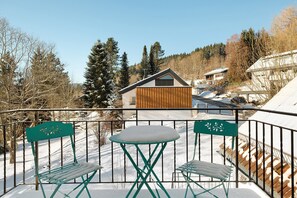 Outdoor dining - Holiday Home Feldberg in the Black Forest with Mountain Views, Terrace and Wi-Fi (Feldberg-Falkau)