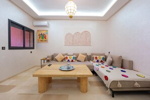 Smart TV, books, video library - Modern 2BR Apartment with Pool - 3 Min to Train Station (Marrakech)