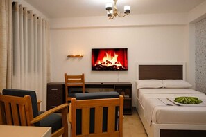 Classic-Studio | Wohnbereich | 32-Zoll-Smart-TV mit Digitalempfang