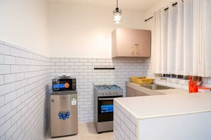 クラシック スタジオ | 専用キッチン | 冷蔵庫、電子レンジ、調理器具と食器