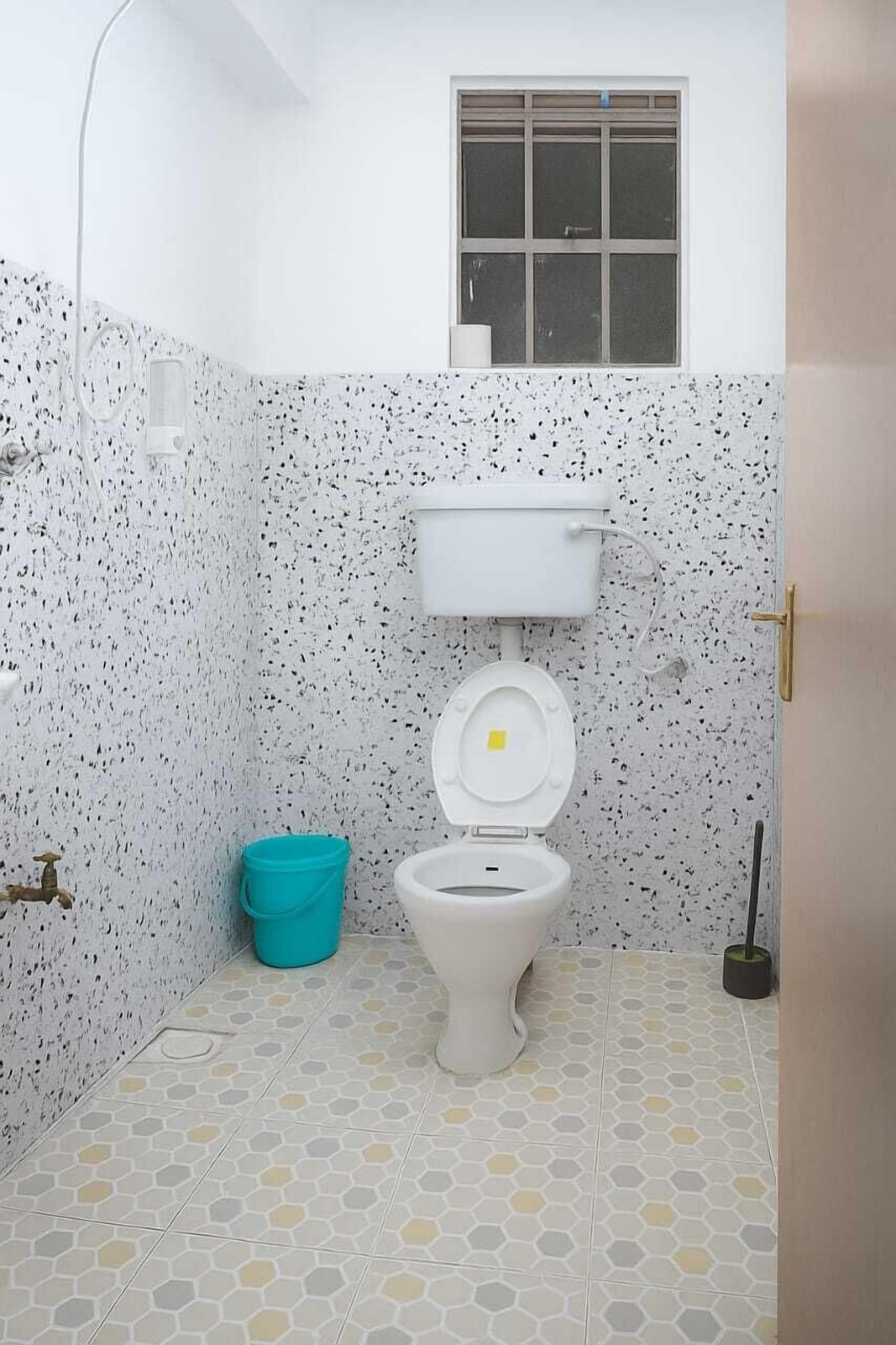 Classic Studio | Bathroom | Shower, free toiletries, slippers, towels