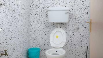 Classic-Studio | Badezimmer | Dusche, kostenlose Toilettenartikel, Hausschuhe, Handtücher