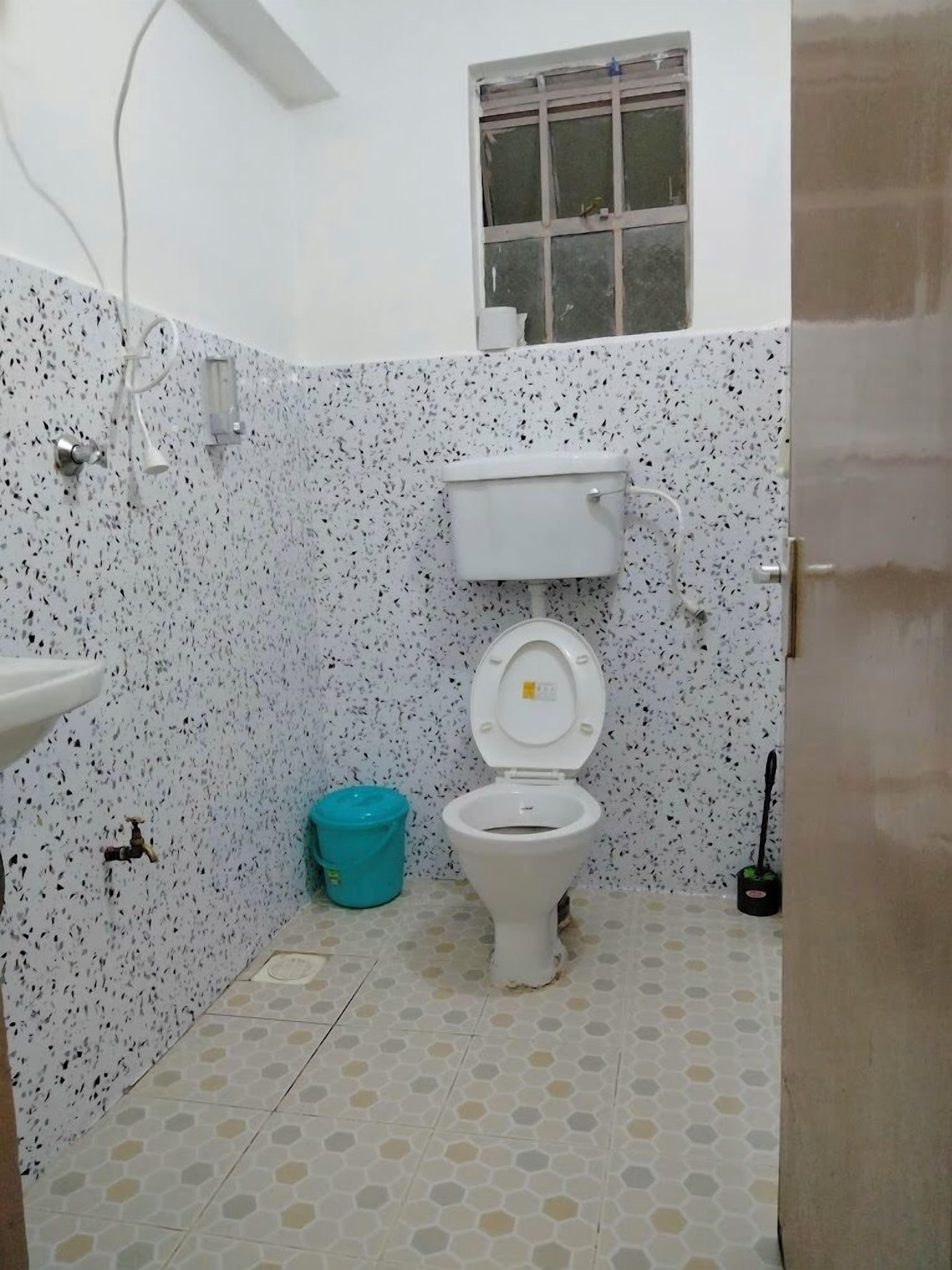 Classic Studio | Bathroom | Shower, free toiletries, slippers, towels