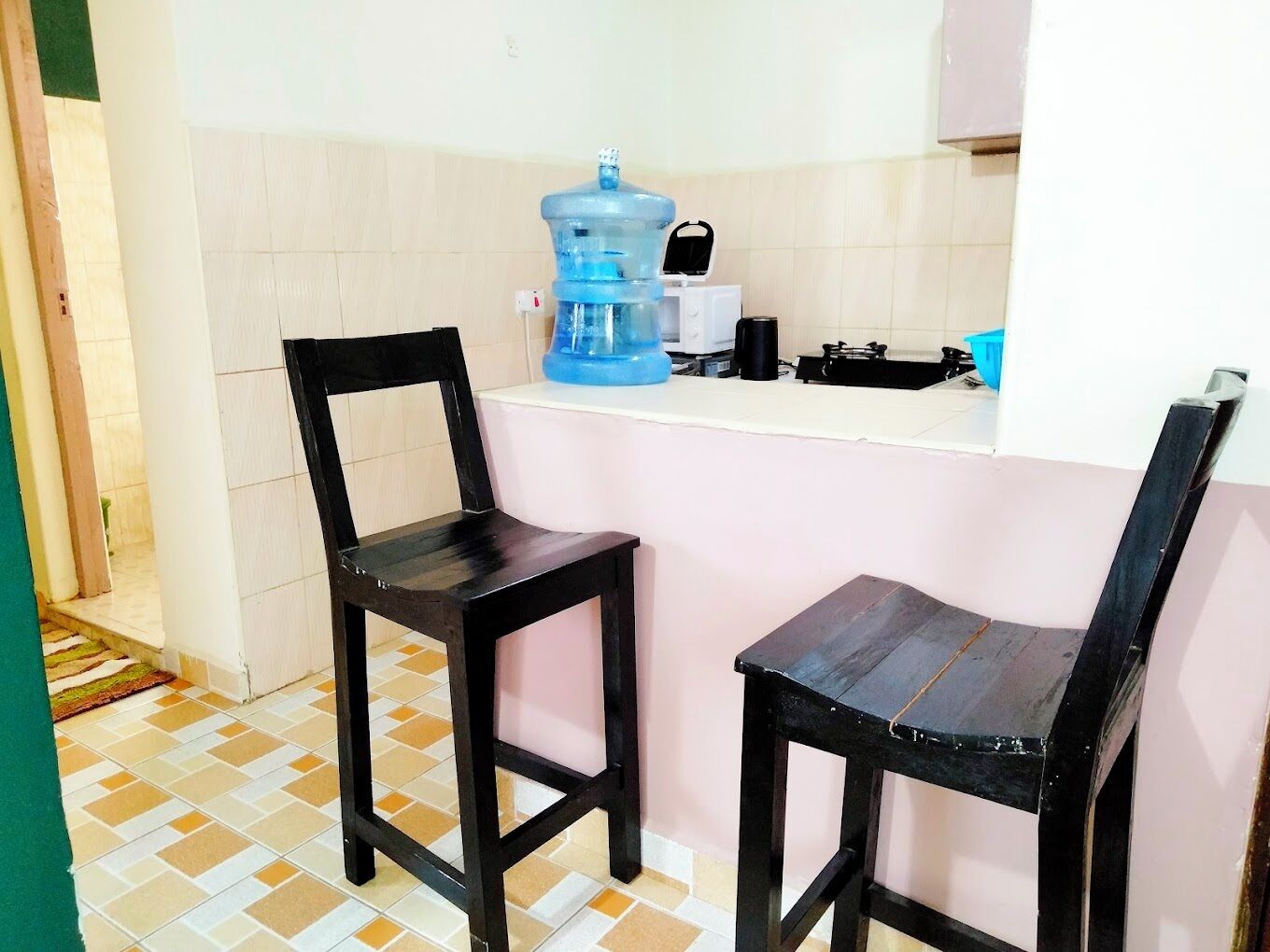 Estudio clásico | Cocina privada | Refrigerador, microondas y utensilios de cocina 