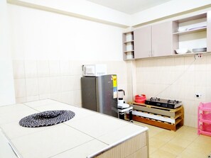 Classic-stúdíóíbúð | Einkaeldhús | Ísskápur, örbylgjuofn, pottar/pönnur/diskar/hnífapör