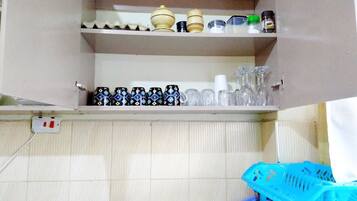 Estudio clásico | Cocina privada | Frigorífico, microondas y utensilios de cocina