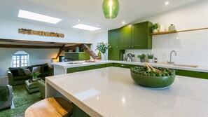 Jääkaappi, mikroaaltouuni, uuni, astianpesukone