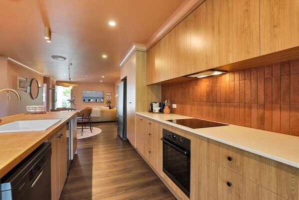 Private kitchen - Welcome to Roy and Estelles House (Amity)