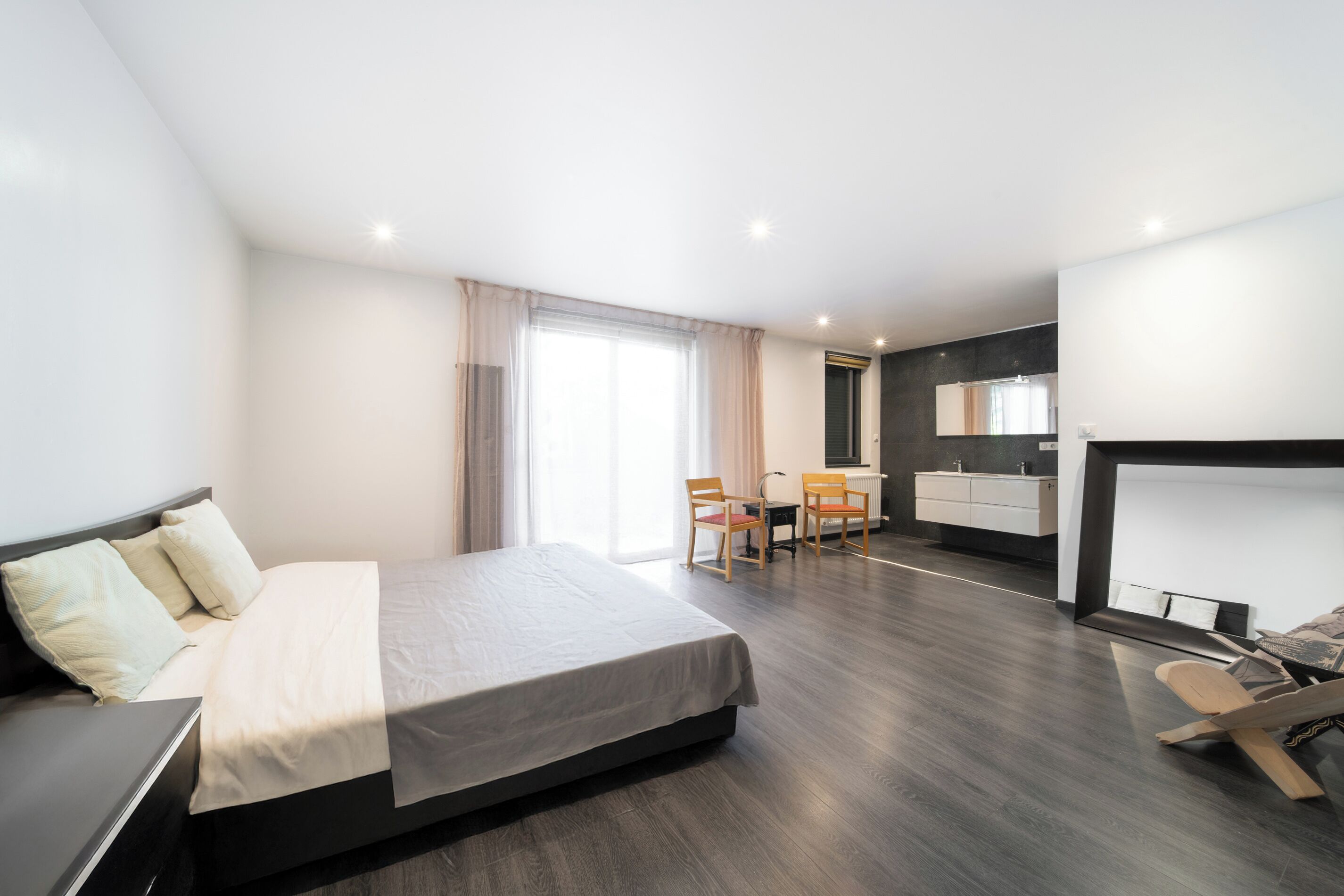 Een strijkplank/strijkijzer, wifi, beddengoed