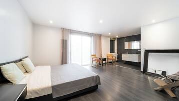 Een strijkplank/strijkijzer, wifi, beddengoed